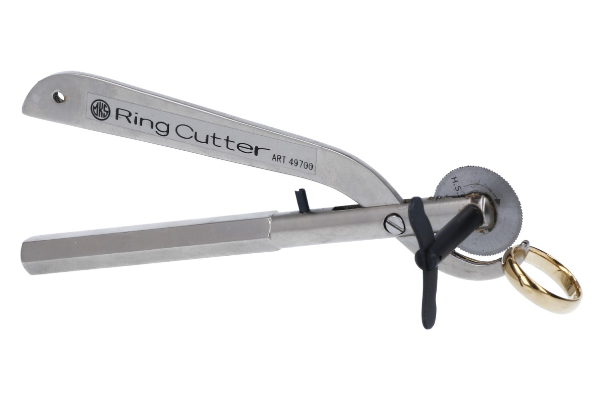 指輪が外れなくなったら、カット出来ます